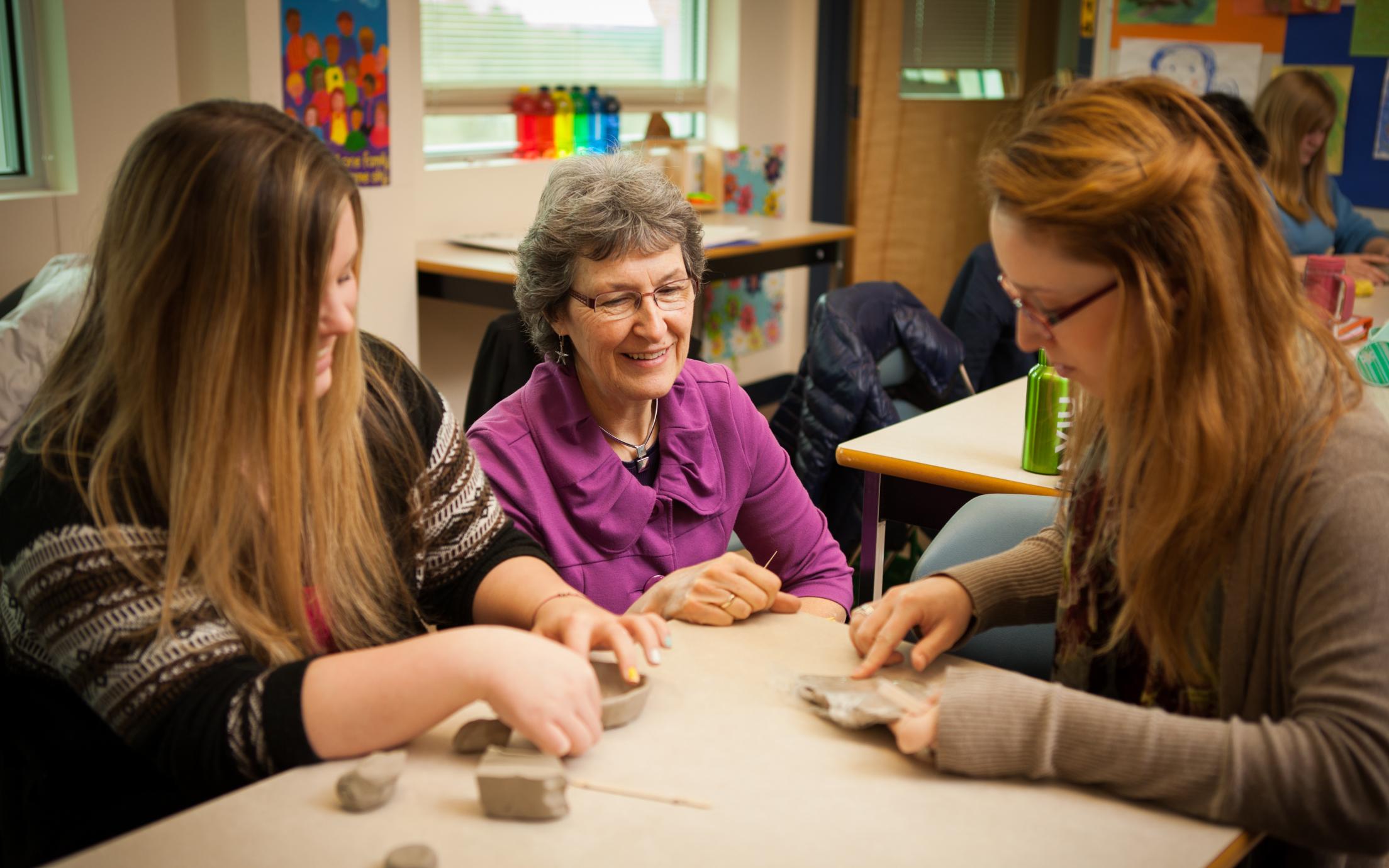 A VIU Faculty member mentoring students in her class.